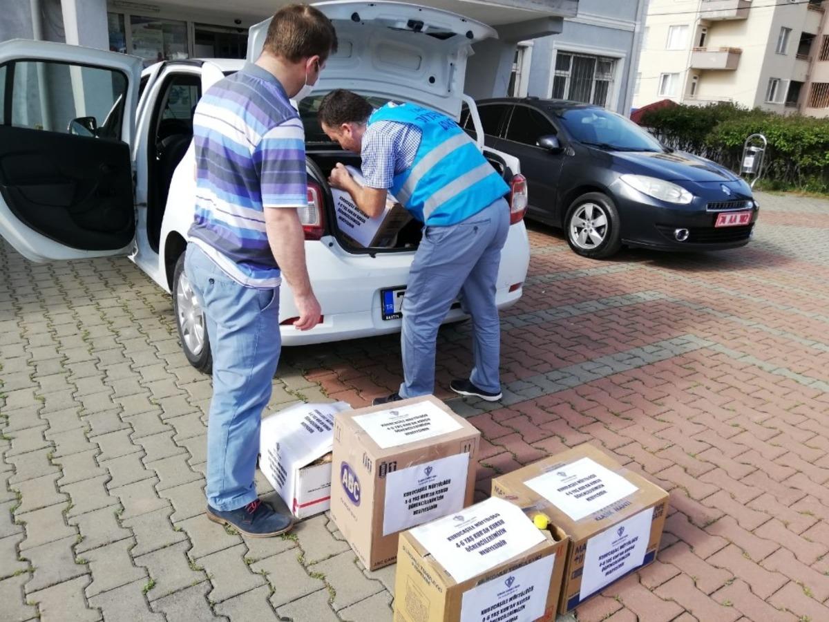 Kurucaşile&rsquo;de miniklerden Ramazan kolisi