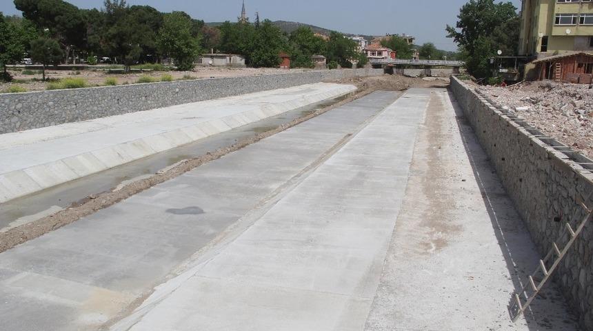 Ezine’de Akın Çayı ıslah çalışmaları sürüyor