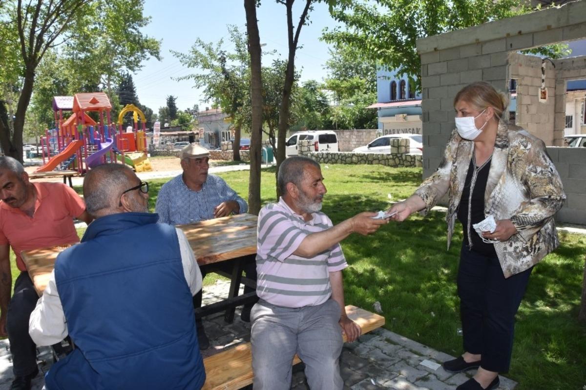 Başkan Erdem maske dağıttı