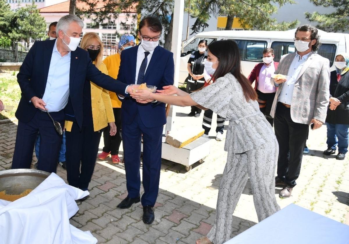 Isparta Belediye Başkanı Başdeğirmen, korona vir&uuml;sten hayatını kaybedenler i&ccedil;in helva dağıttı