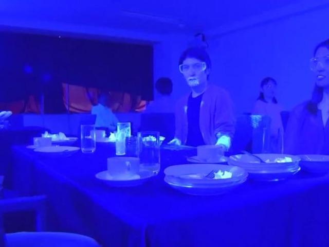 Koronavirüsün restoranda kolayca yayıldığını gösteren video sosyal medyada viral oldu 