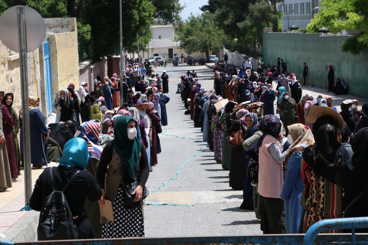 Şanlıurfa Valisi: PTT&rsquo;deki yoğunluğun &ouml;n&uuml;ne ge&ccedil;emiyoruz
