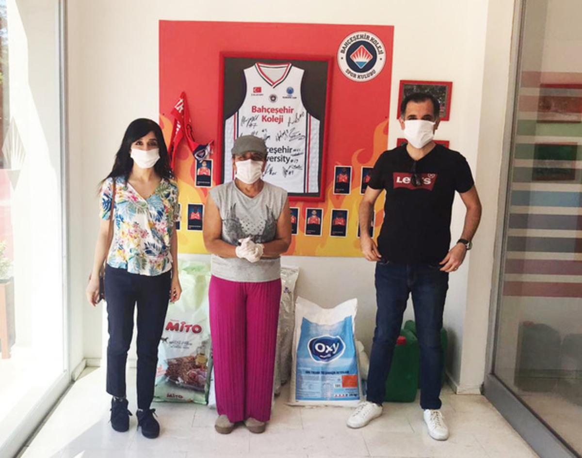 Bağış toplayan &ouml;ğrenciler sokak hayvanlarını unutmadı