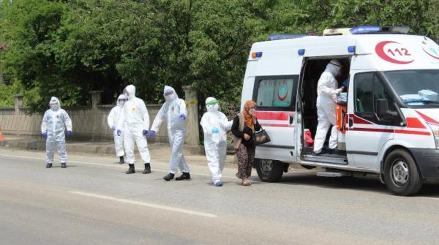 Sakarya'nın Akyazı il&ccedil;esinde temaslı olduğu 56 kişi karantinaya alınan kadının oğlu konuştu