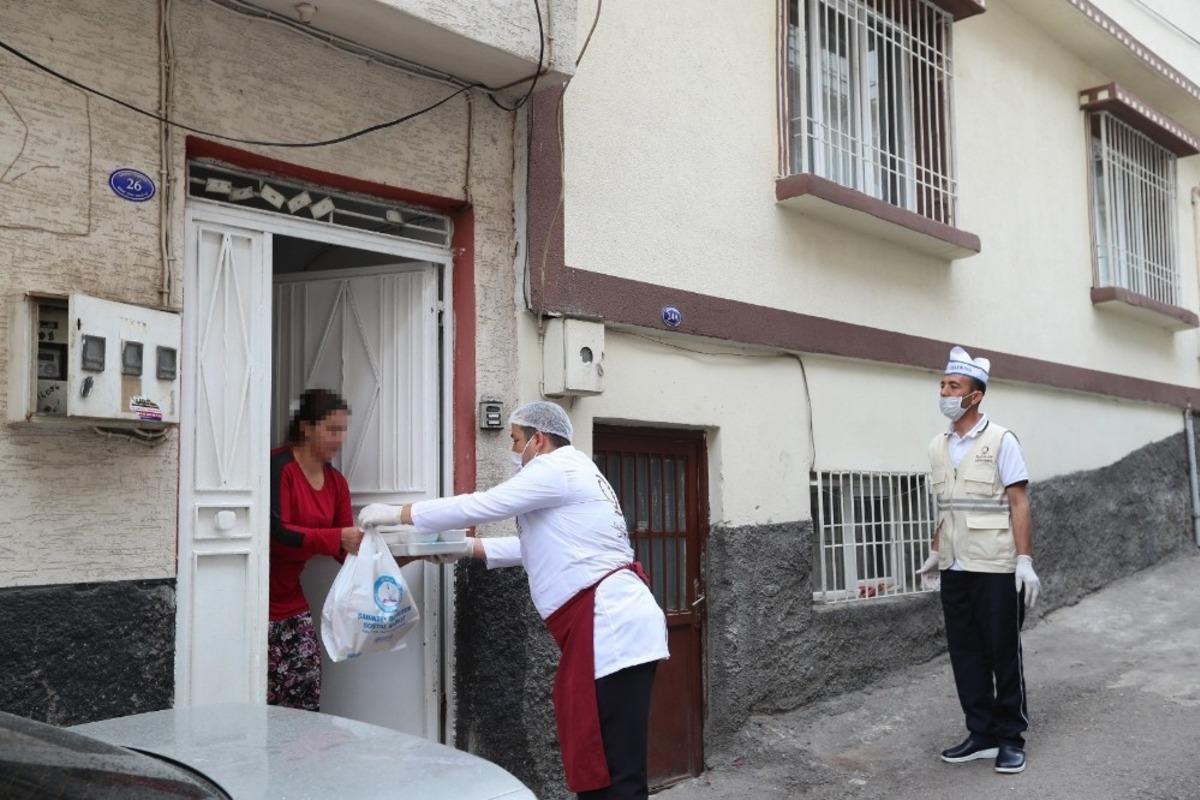 İhtiya&ccedil; sahibi vatandaşlara sıcak iftar yemeği