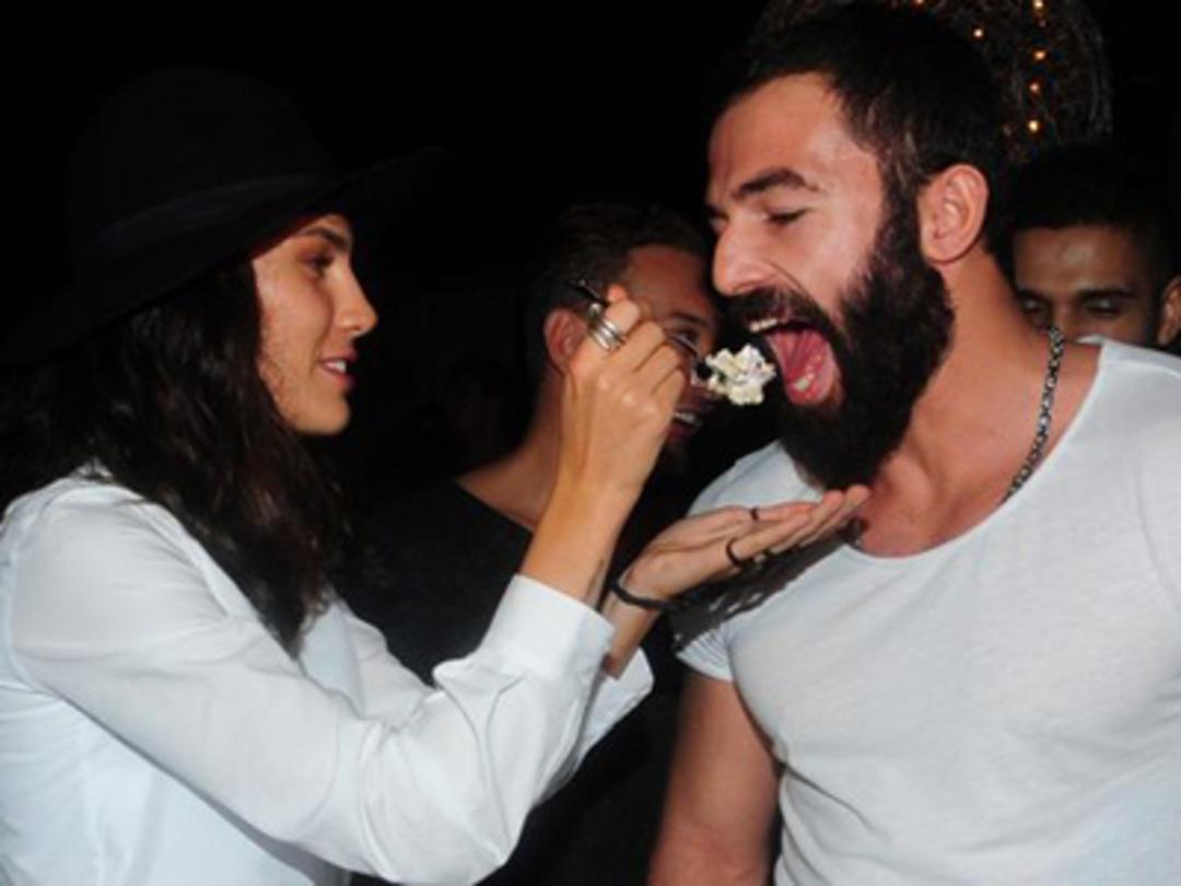 Serenay Aktaş yeni yaşını arkadaşlarıyla kutladı