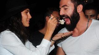 Serenay Aktaş yeni yaşını arkadaşlarıyla kutladı