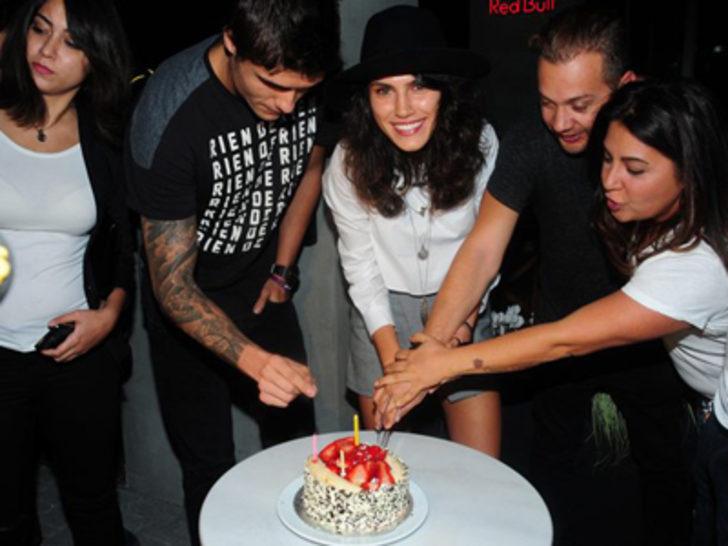 Serenay Aktaş yeni yaşını arkadaşlarıyla kutladı G3