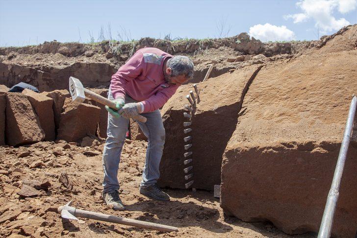 Nemrut Dağı eteğklerinde geleneksel yöntemlerle taş çıkarıyorlar G1