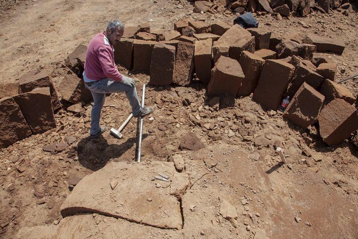 Nemrut Dağı eteğklerinde geleneksel yöntemlerle taş çıkarıyorlar G2