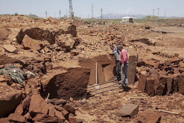 Nemrut Dağı eteğklerinde geleneksel yöntemlerle taş çıkarıyorlar G3
