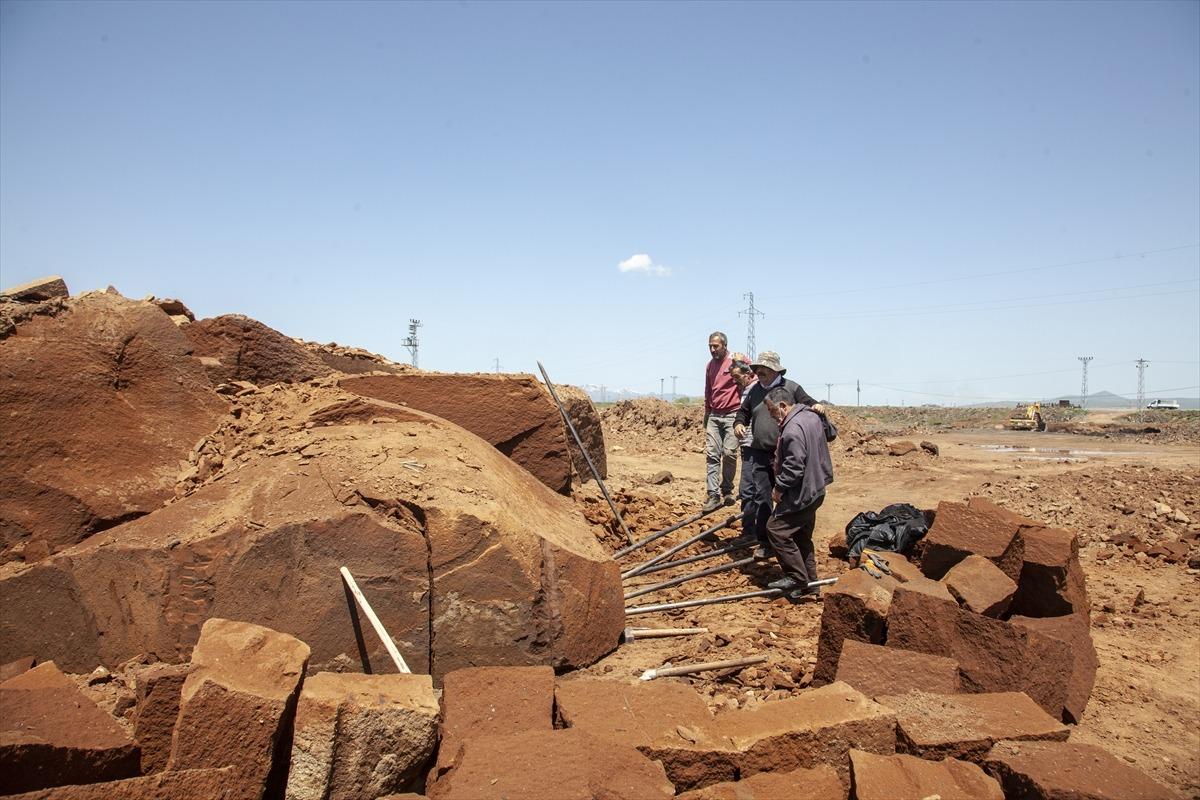 Nemrut Dağı eteğklerinde geleneksel y&ouml;ntemlerle taş &ccedil;ıkarıyorlar