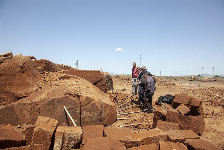 Nemrut Dağı eteğklerinde geleneksel yöntemlerle taş çıkarıyorlar G4