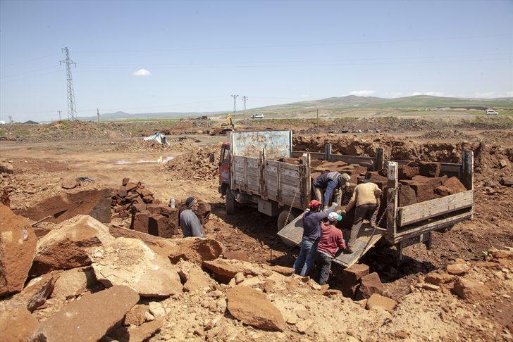 Nemrut Dağı eteğklerinde geleneksel yöntemlerle taş çıkarıyorlar G5