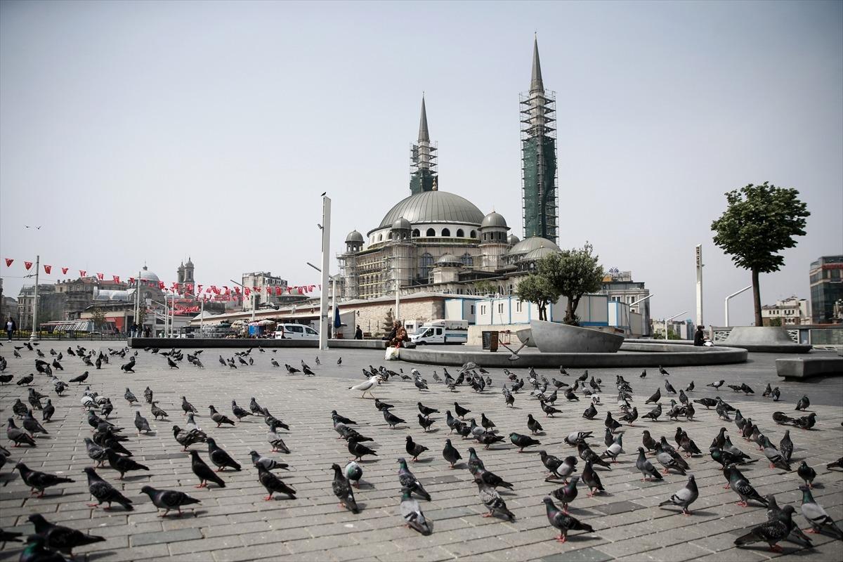 İstanbul'da kontroll&uuml; sosyal hayat başladı! 