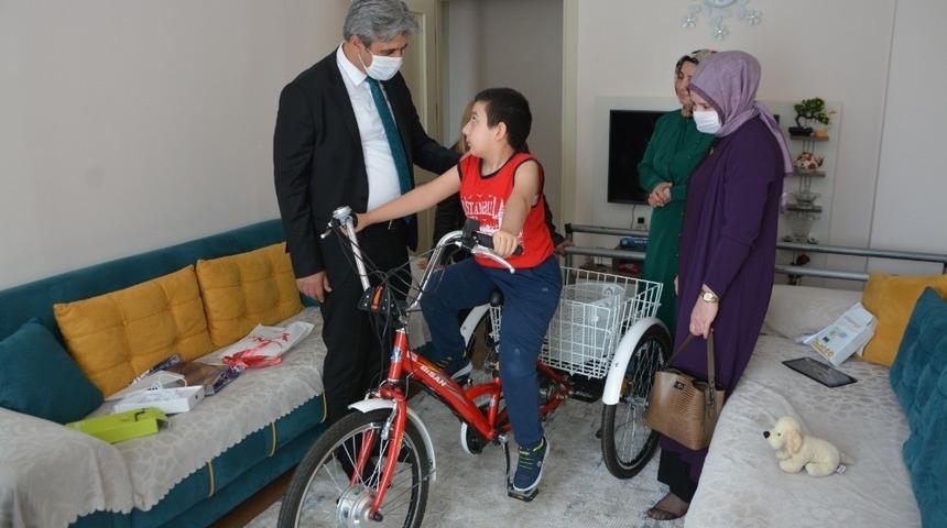 Doğuştan y&uuml;r&uuml;me engelli gencin elektrikli bisiklet hayali ger&ccedil;ek oldu