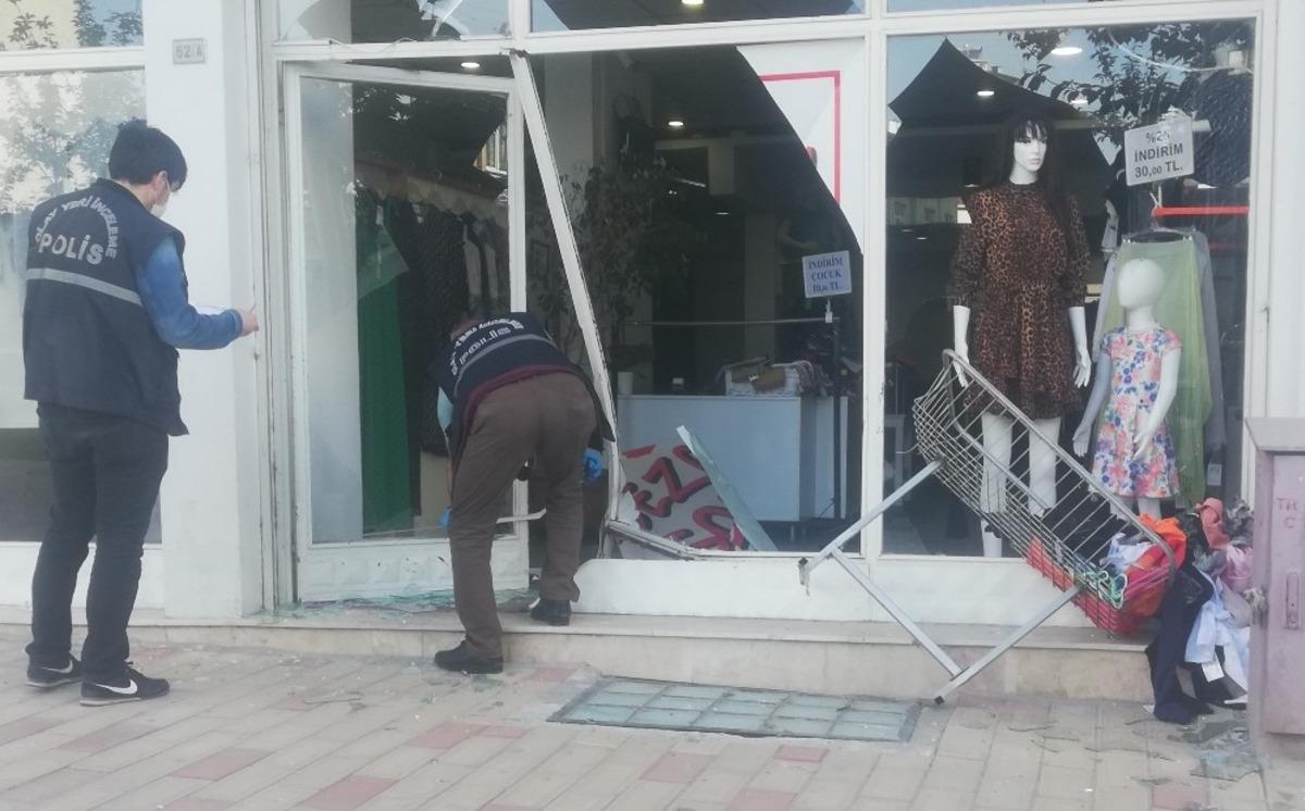 Boşanma davası a&ccedil;an eşinin iş yerine kamyonetle &ccedil;arptı