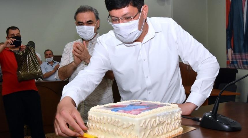 Başkan &Ouml;zcan&rsquo;a s&uuml;rpriz doğum g&uuml;n&uuml;