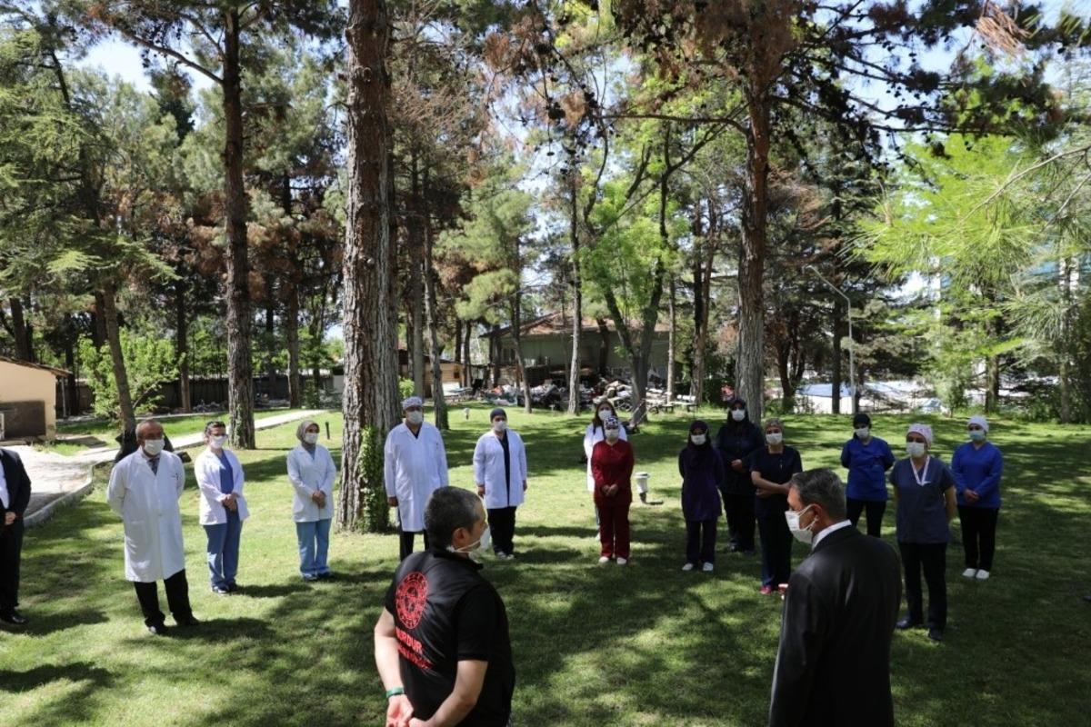 Vali Şıldak&rsquo;tan sağlık personeline teşekk&uuml;r ziyareti