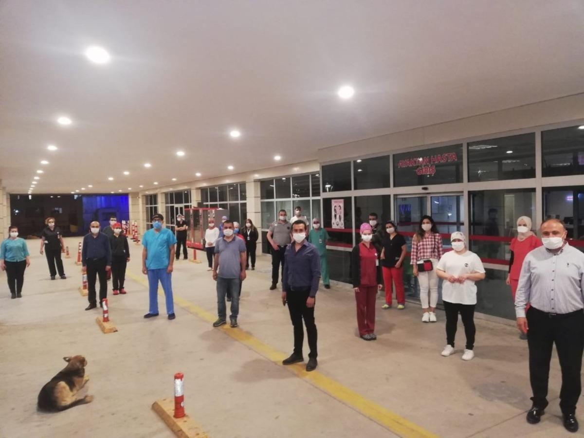 Sağlık&ccedil;ılar alkışlarla seslerini duyurmaya &ccedil;alıştı