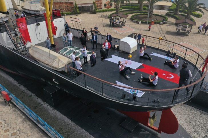 Alemdar Gemisi’nde voleybol gösterisi G1