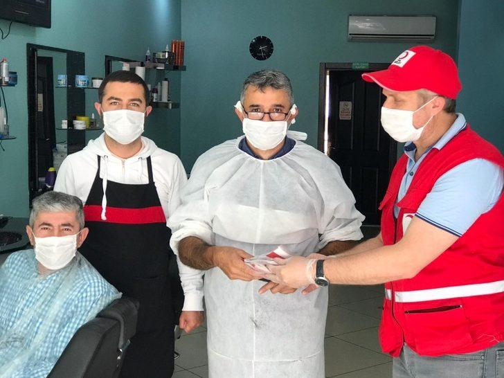 Kızılay berber ve kuaför salonlarına maske dağıttı G1