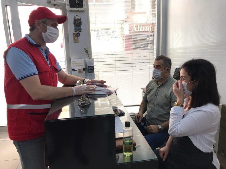 Kızılay berber ve kuaför salonlarına maske dağıttı G2