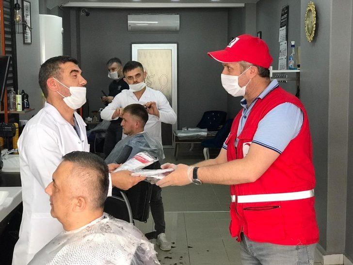 Kızılay berber ve kuaför salonlarına maske dağıttı G3