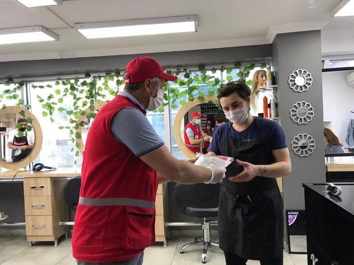 Kızılay berber ve kuaför salonlarına maske dağıttı G4