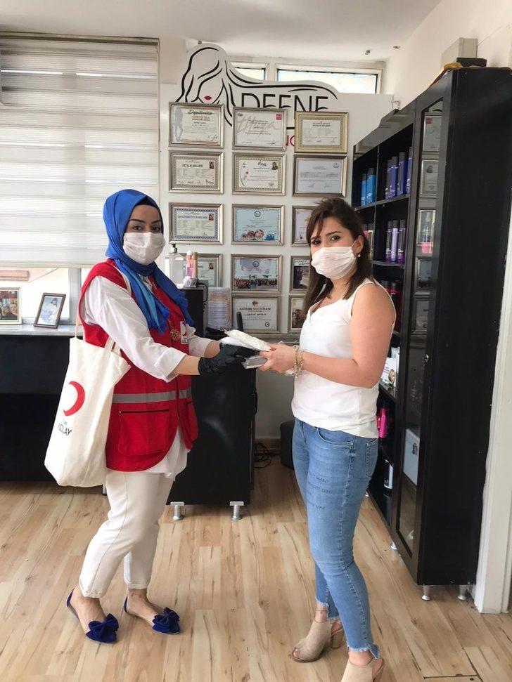 Kızılay berber ve kuaför salonlarına maske dağıttı G5