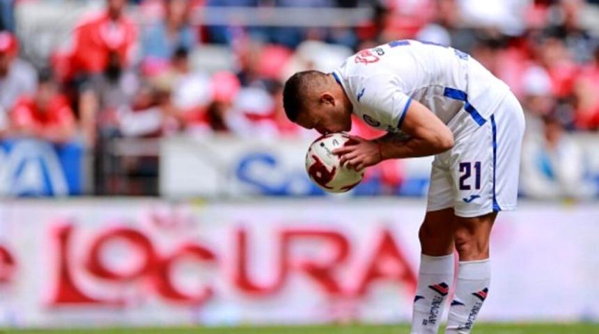 Flaş karar! Topa tükürmek ve topu öpmek yasaklandı