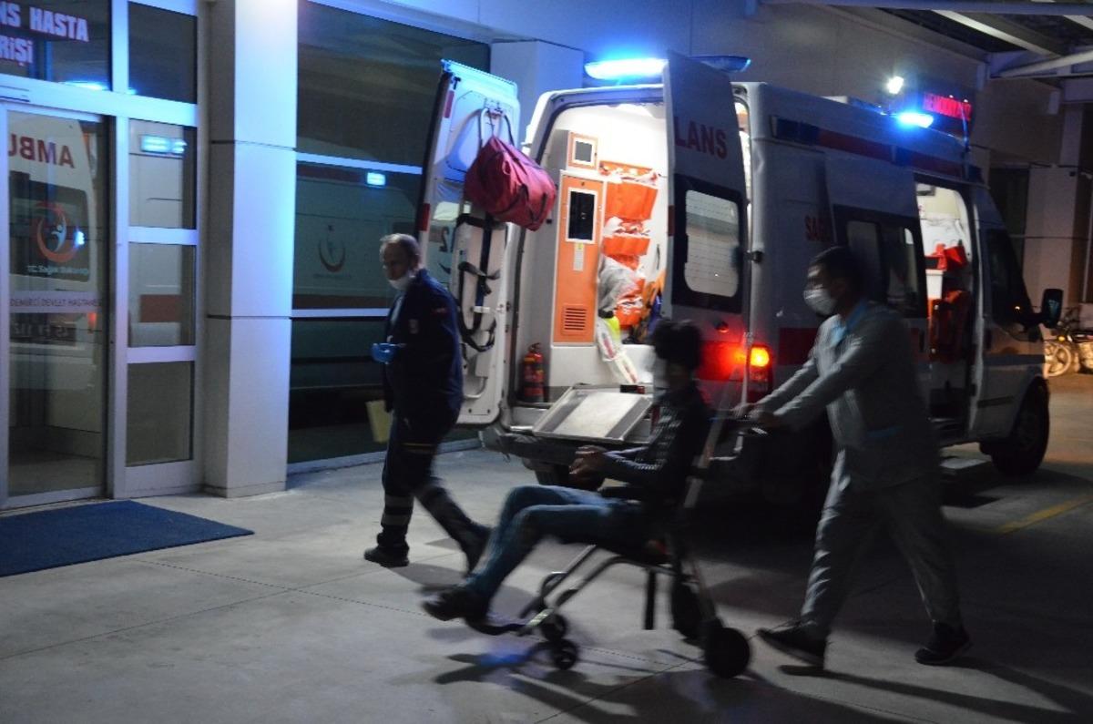 Kontrolden &ccedil;ıkan motosiklet yolda y&uuml;r&uuml;yen yayaya &ccedil;arptı: 3 yaralı