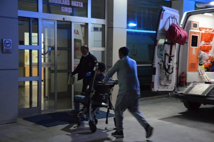 Kontrolden çıkan motosiklet yolda yürüyen yayaya çarptı: 3 yaralı G2