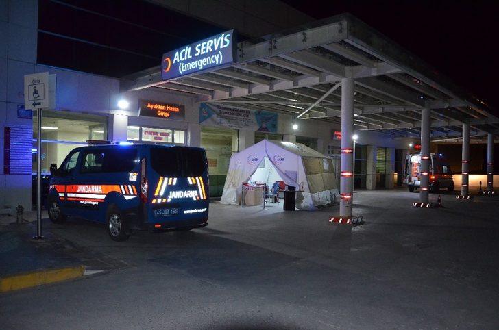 Kontrolden çıkan motosiklet yolda yürüyen yayaya çarptı: 3 yaralı G4