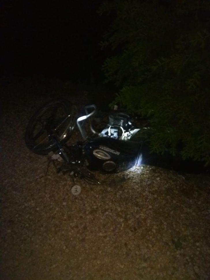 Kontrolden çıkan motosiklet yolda yürüyen yayaya çarptı: 3 yaralı G5