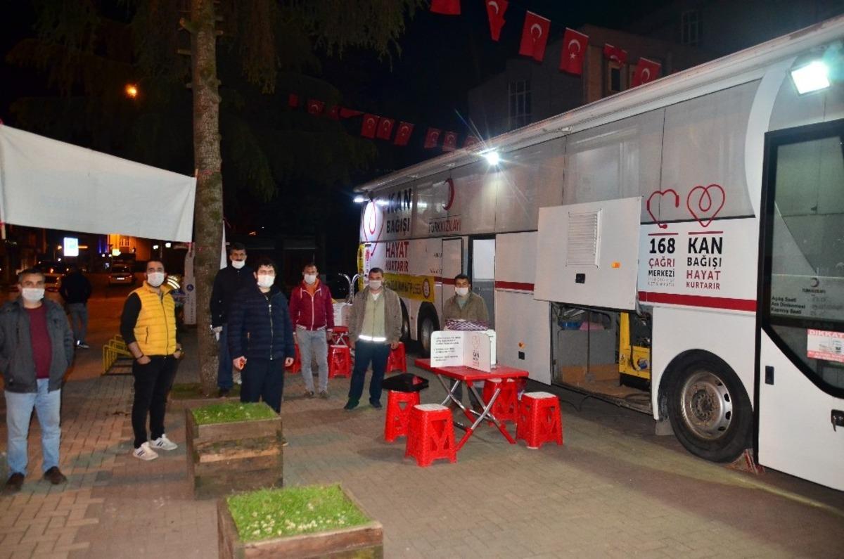 Orucunu a&ccedil;an kan bağışına koştu