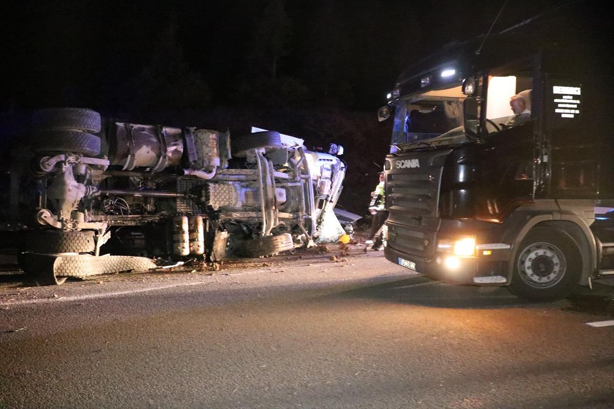 Anadolu Otoyolu'nda peş peşe trafik kazası! Yaralılar var