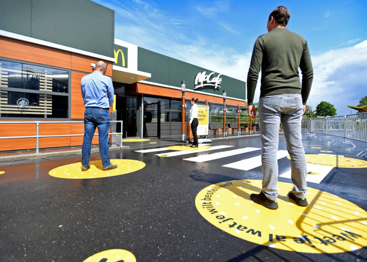 Restoranlarda sosyal mesafe uygulamalarını gösteren fotoğraflar G2