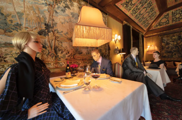 Restoranlarda sosyal mesafe uygulamalarını gösteren fotoğraflar G4