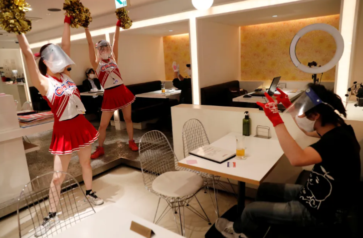 Restoranlarda sosyal mesafe uygulamalarını gösteren fotoğraflar G5