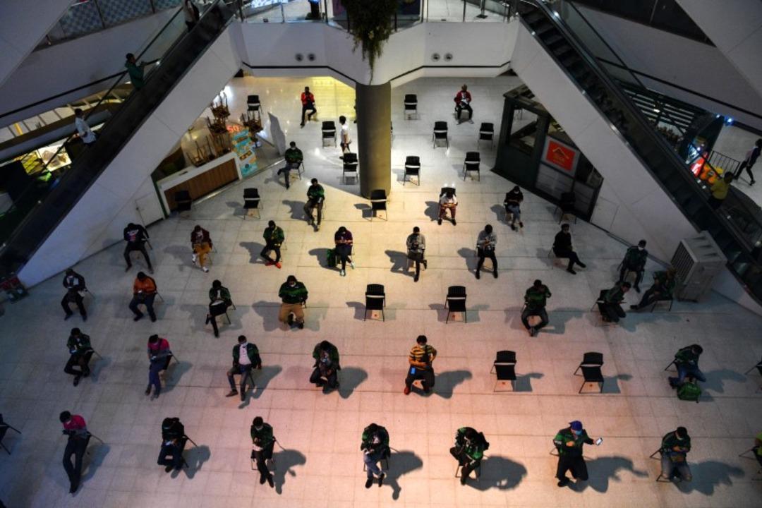 Restoranlarda sosyal mesafe uygulamalarını g&ouml;steren fotoğraflar