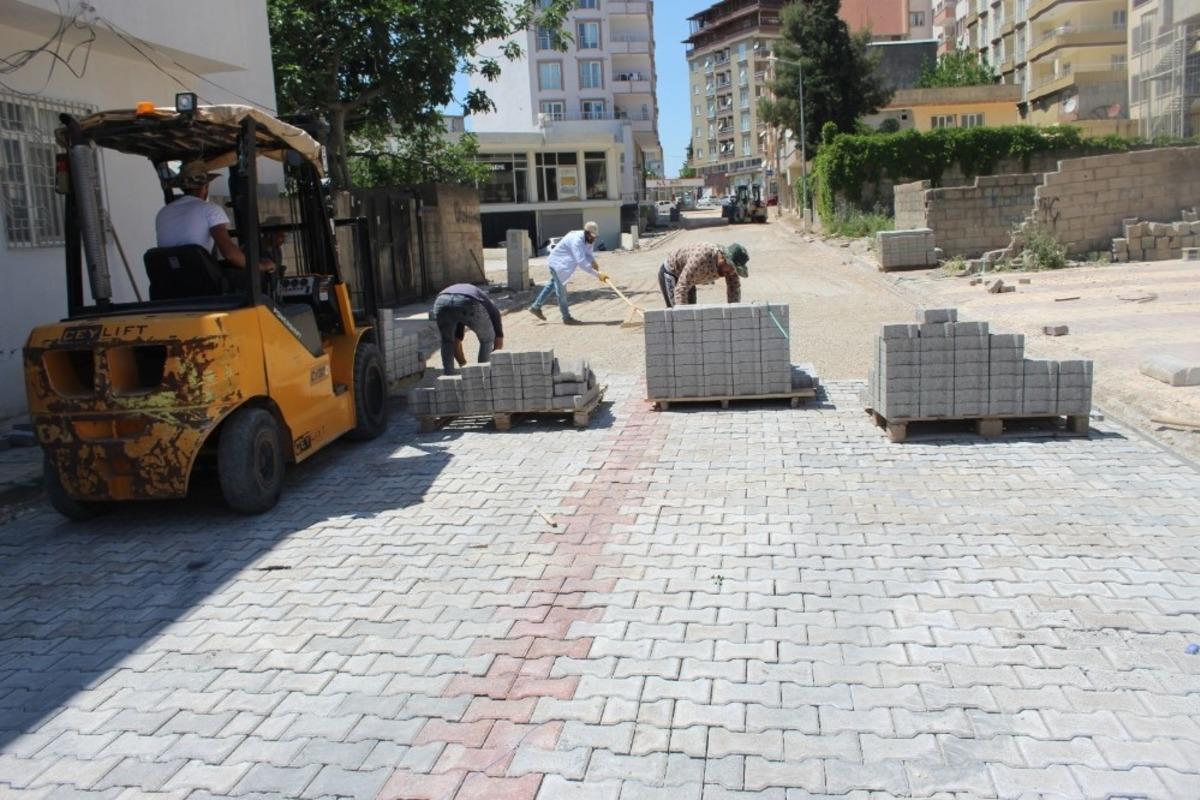 Kahta&rsquo;da kilitli parke taşı d&ouml;şeme &ccedil;alışmaları s&uuml;r&uuml;yor