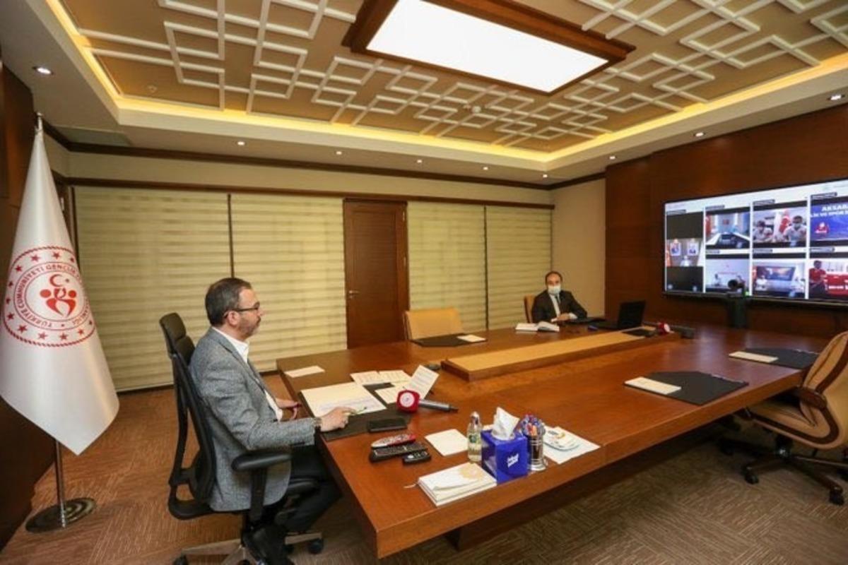 Bakan Kasapoğlu, D&uuml;zceli antren&ouml;rlerle g&ouml;r&uuml;şt&uuml;