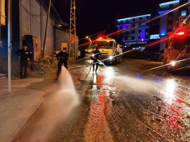 Hakkari’de caddeler tazyikli suyla yıkanıyor