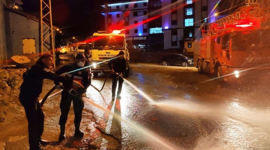 Hakkari&rsquo;de caddeler tazyikli suyla yıkanıyor