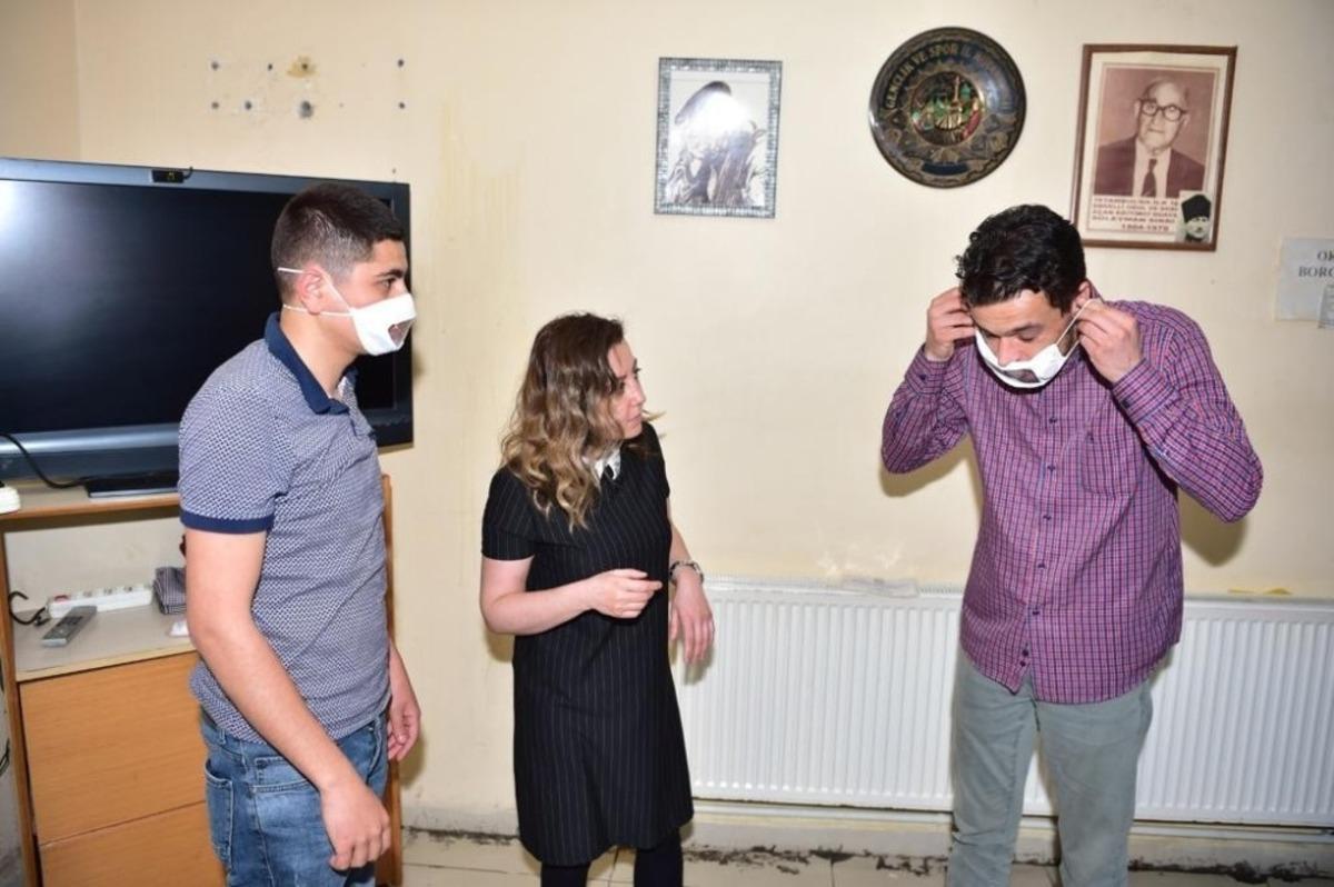 Avcılar Belediyesi işitme engelliler i&ccedil;in &ouml;zel maske &uuml;retiyor