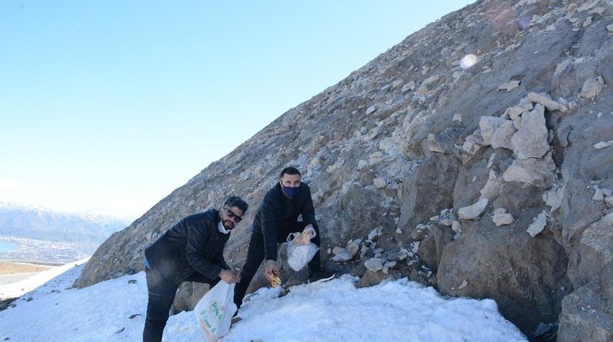 (&Ouml;zel) Kış uykusundan uyanan ayılar i&ccedil;in Nemrut Dağı&rsquo;na yiyecek bırakıldı