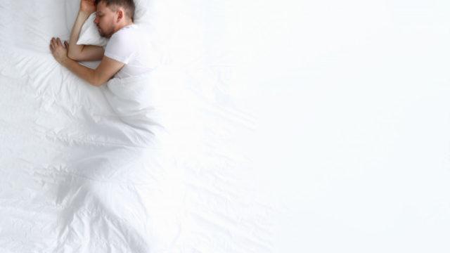 Oruçluyken uyumak orucu zedeler mi? 