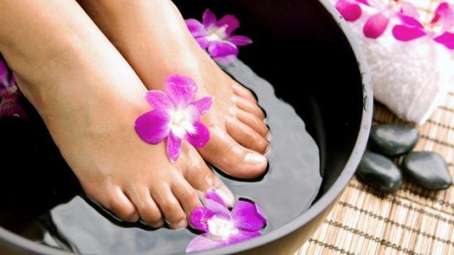 Bu yöntemler ayak kokusunu tarihe karıştırıyor! Karbonat, çay...