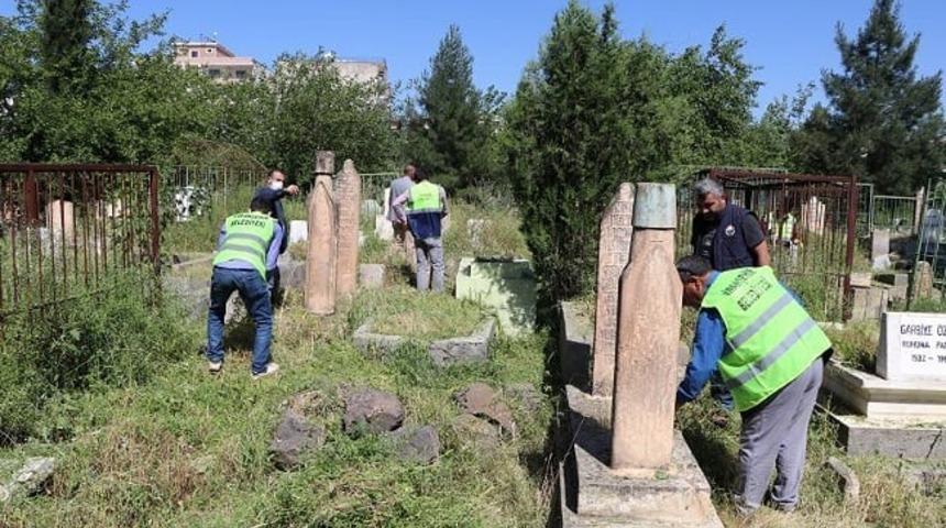 Viranşehir’de bayram öncesi mezarlık temizliği